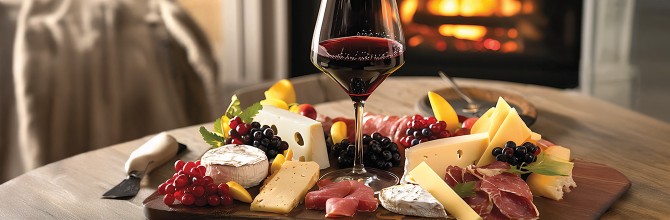 Narezek s kozarcem vina ob kaminu