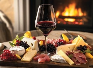 Narezek s kozarcem vina ob kaminu