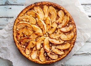 Sveže pečen jabolčni tart na leseni podlagi
