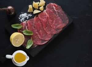 Goveji krpačo na deski