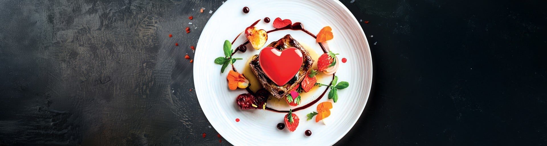 Ljubezen gre skozi želodec: recepti za valentinovo Valentinov steak na krožniku s srčkom