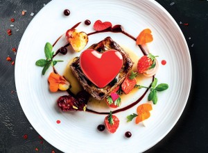 Valentinov steak na krožniku s srčkom