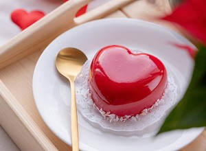 Valentinova tortica v obliki srca na lesenem pladnju