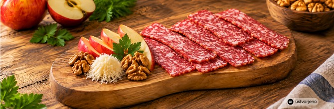 Na deski postrežen Tolminski želodec z jabolki in hrenom
