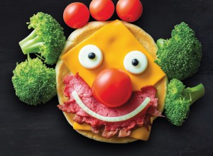 Burger v obliki klovna z zelenjavo, sirom in mesom
