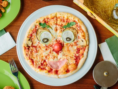 Pizza z imitacijo zabavnega obraza