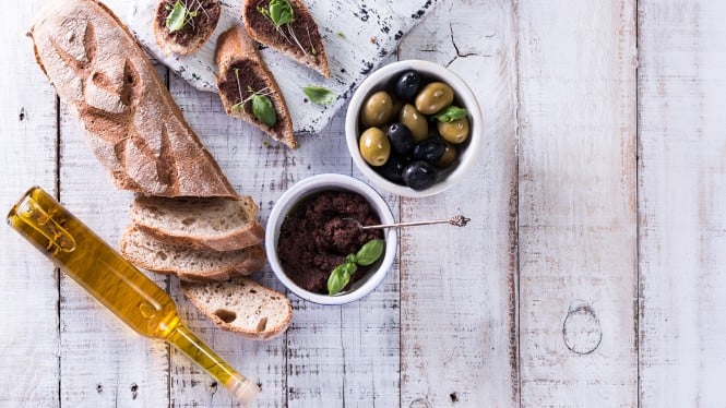 Pate iz črnih oliv s kruhom in oljčnim oljem