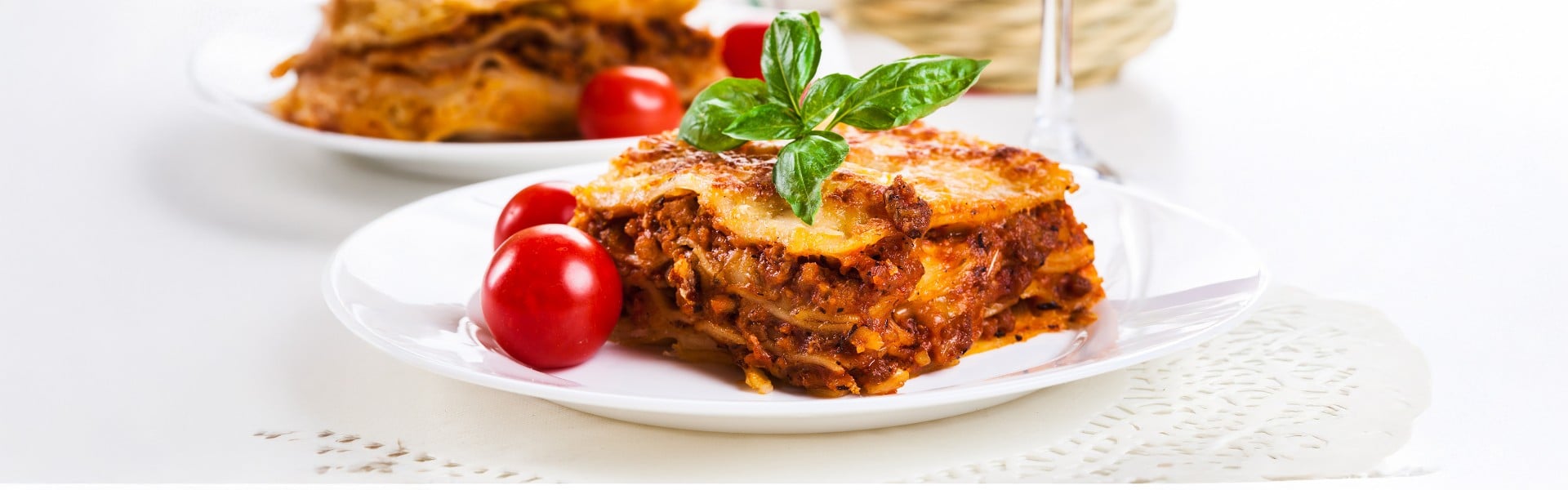 Sveže pečen kos lazanje, postrežen na krožniku