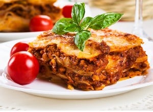 Sveže pečen kos lazanje, postrežen na krožniku