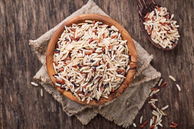 Basmati in divji riž v skledčki.