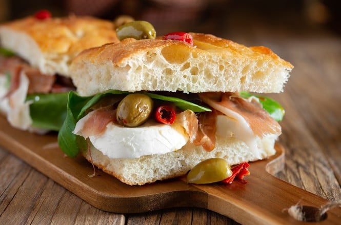 Foccacia s pršutom, mozzarello, baziliko in olivami