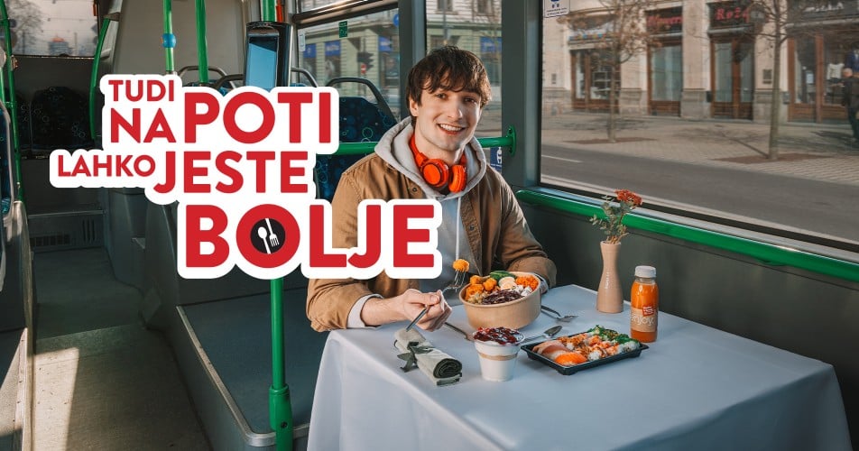 SPAR hitroteka - tudi na poti lahko jeste bolje Mlad fant na avtobusu pred mizo s SPAR malicami