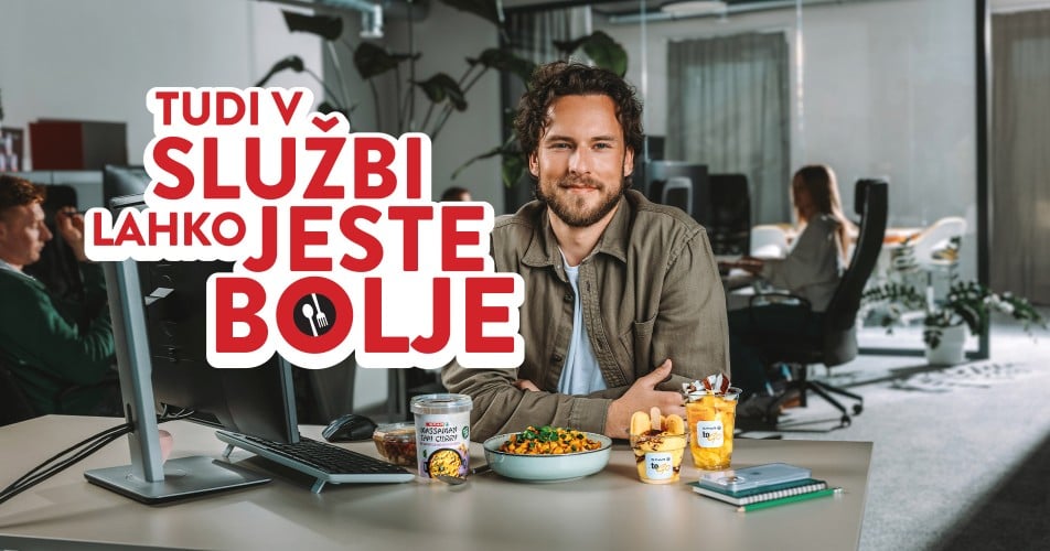 SPAR hitroteka - tudi v službi lahko jeste bolje Mlajši moški v pisarni s Sparovimi malicami za v službo