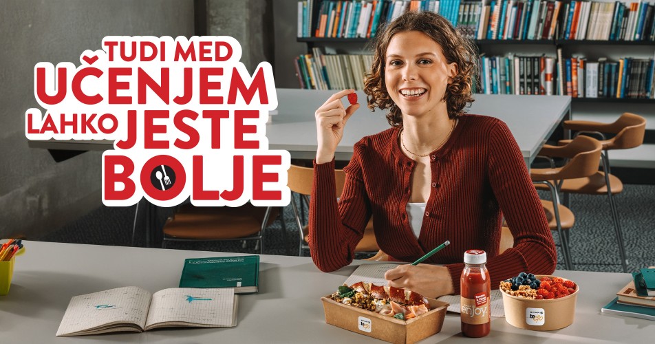 Študentka s pripravljenimi obroki SPAR to go za mizo v knjižnici