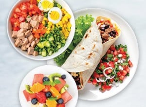 Solata s tuno, sadni krožnik in goveji wrap