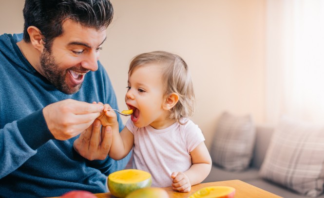 Mlade družine, Kako uvajati gosto hrano, da bo malčku v veselje - barvita raznolikost hrane odpira usta