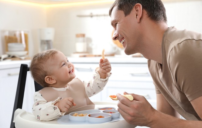 Mlade družine, Kako uvajati gosto hrano, da bo malčku v veselje - ugasnite naprave, umaknite igrače