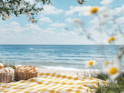 Piknik odeja ob morju s košarami kruha