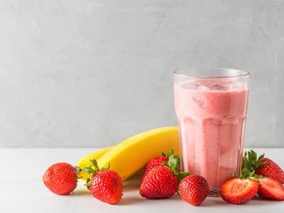 Mlečni napitek z banano in jagodami