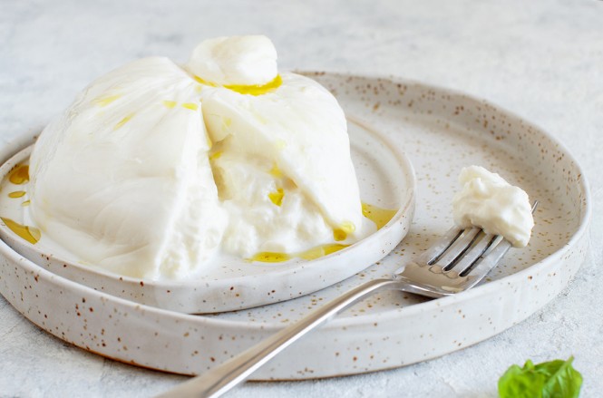 Sveža burrata na krožniku