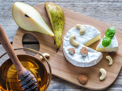 Camembert + hruške + indijski oreški