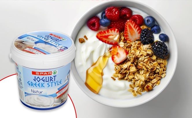 Grški jogurt z granolo in medom Grški jogurt SPAR z granolo, medom in svežim sadjem.