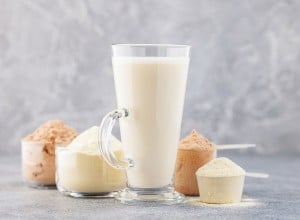 Kozarec z napitkom iz sirotke in sirotkin prah v mericah