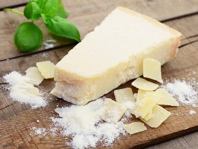 Parmezan v lističih in riban