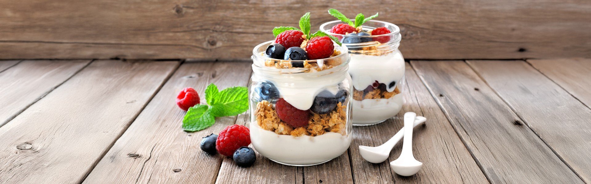 Mlečni napitki in jogurti kot osvežujoča poletna malica Jogurt z malinami, borovnicaim in ovsenimi kosmiči