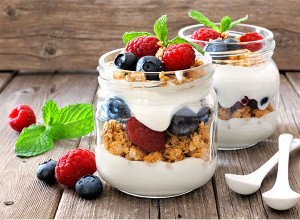 Jogurt z malinami, borovnicaim in ovsenimi kosmiči