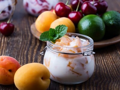 Jogurt s koščki marelic