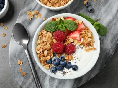 Granola z malinami, jagodami, borovnicami in jogurtom