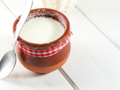 Kislo mleko v glineni posodi