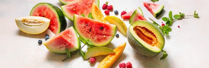 Različne vrste narezanih melon in lubenic na svetlem ozadju
