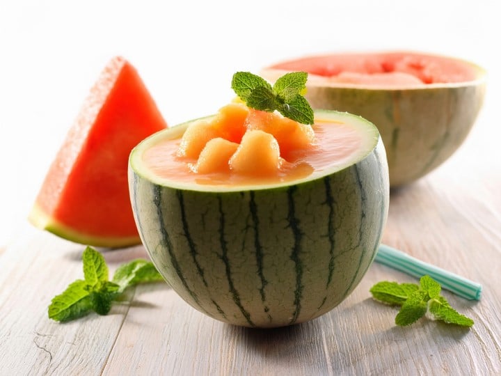 Poletje v barvah lubenic in melon Melonin smuti postrežen v votli polovici lubenice