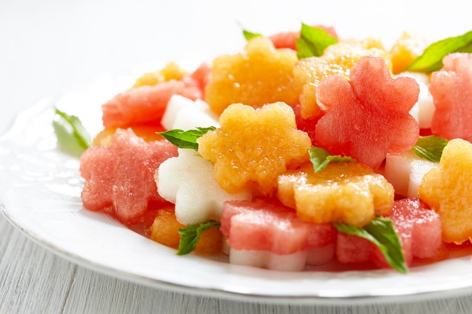Poletje v barvah lubenic in melon Sadna solata z lubenicami in melonami