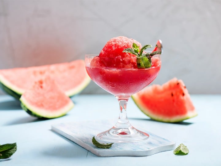 Poletje v barvah lubenic in melon Sorbet iz lubenice serviran v kozarcu