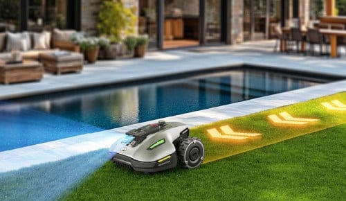 Robotska kosilnica Yuka ob bazenu kosi travo
