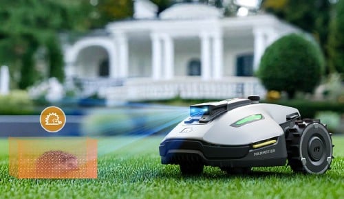 Robotska kosilnica Yuka na travi s senzorjem