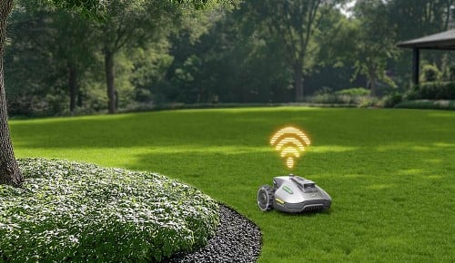 Robotska kosilnica Yuka na travniku