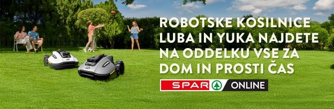 Družina na traviku s kosilnicami