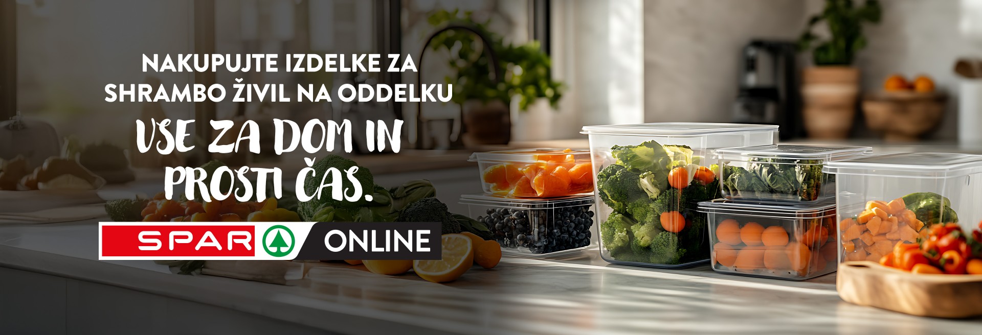 Plastične posode z živili na kuhinjskem pultu