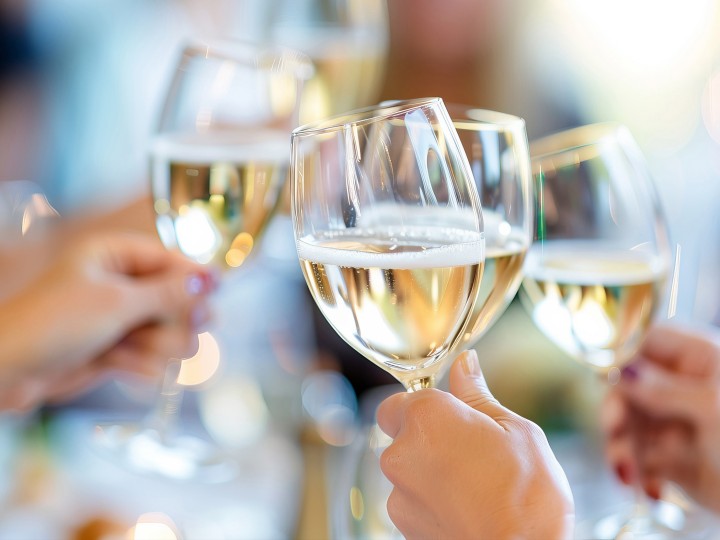 Spar širi zavest o kakovosti slovenskega vina Nazdravljanje z belim vinom