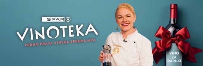 Miša Koplova, zmagovalka kuharskega šova MasterChef Slovenija 2025 in praznično okrašena buteljka z napisom Vino za darilo