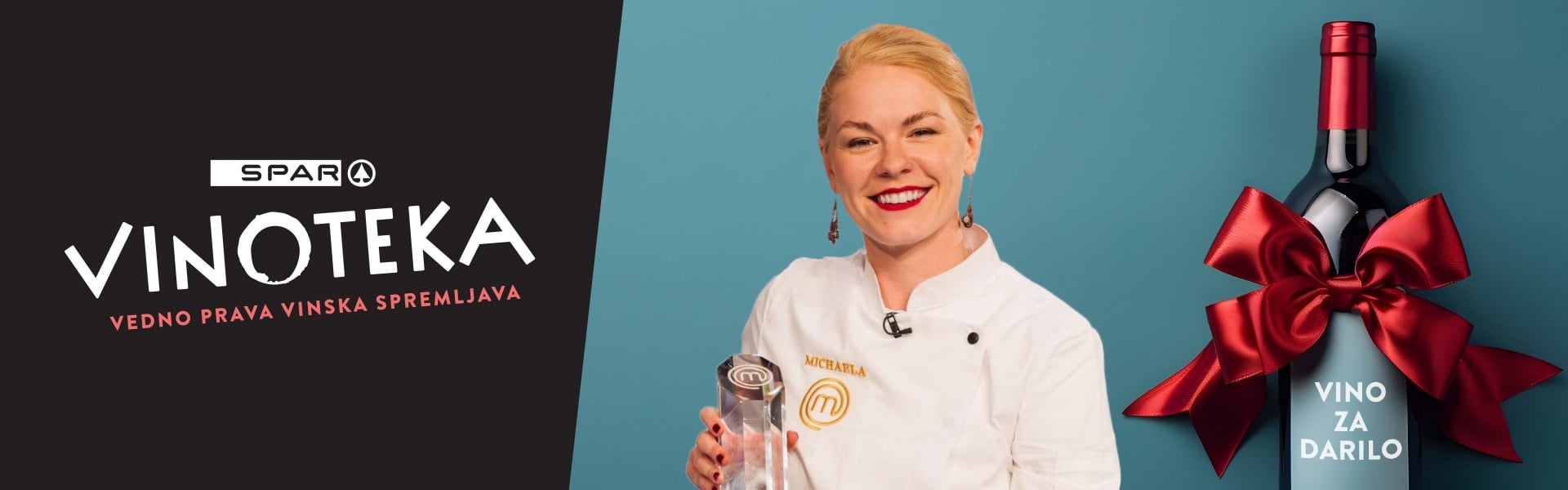 Miša Koplova, zmagovalka kuharskega šova MasterChef Slovenija 2025 in praznično okrašena buteljka z napisom Vino za darilo