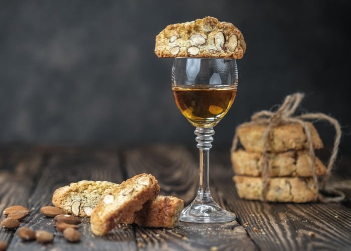 Kozarec vina ob piškotih