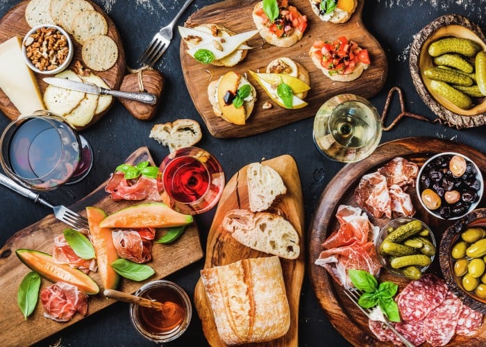 SPAR Vinoteka, kako postreči pravi aperitiv - kaj postreči zraven
