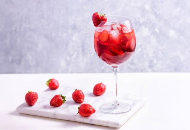 Valentinov spritz Peneče vino z jagodami.