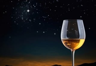 Kozarec vina s pogledom na ozvezdje.