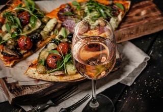 Veganska pizza in kozarec belega vina